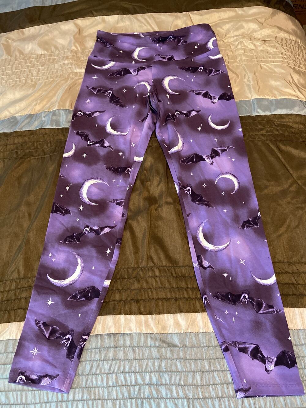 Halloween bats and moon purple leggings NWT Size M